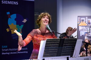 Ligatus Group TeamSing EVENT workshop with 170 international employees at the Komed in Cologne, conducted by Adrienne Morgan Hammond.